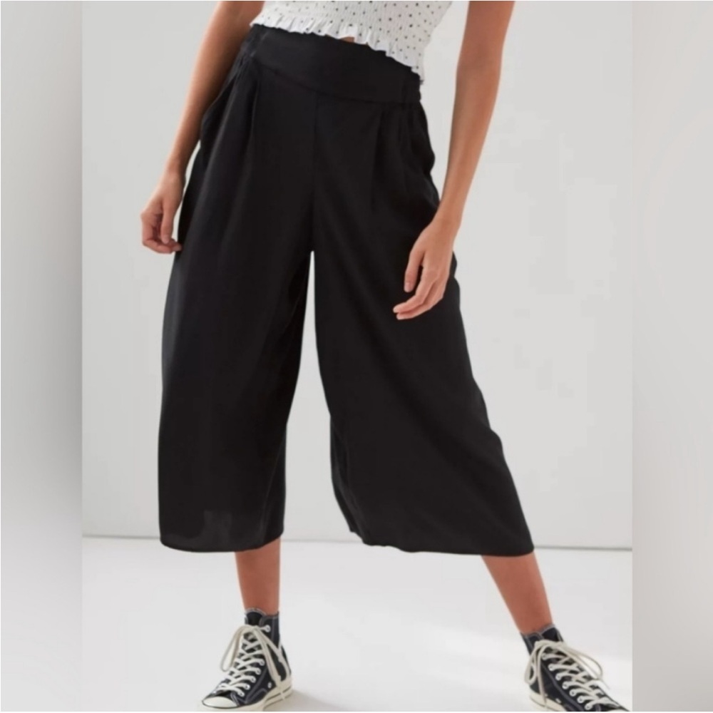 Aritzia Black Cropped Wide-Leg Pants